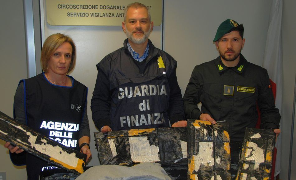 32 kilogrammi di eroina purissima sequestrati in un'azione congiunta dei Finanzieri del Comando Provinciale Roma con il personale dell'Agenzia delle Dogane e dei Monopoli