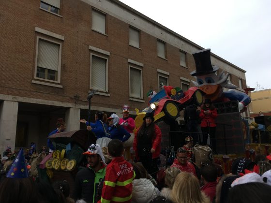 Carnevale a Latina, in piazza pochi carri ma tanto divertimento 