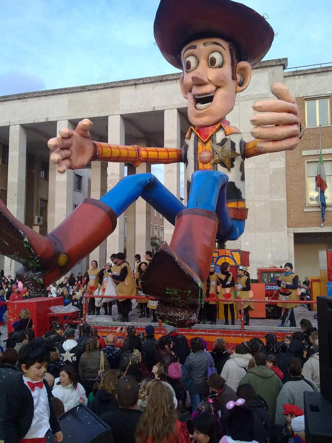 Carnevale a Latina, in piazza pochi carri ma tanto divertimento 