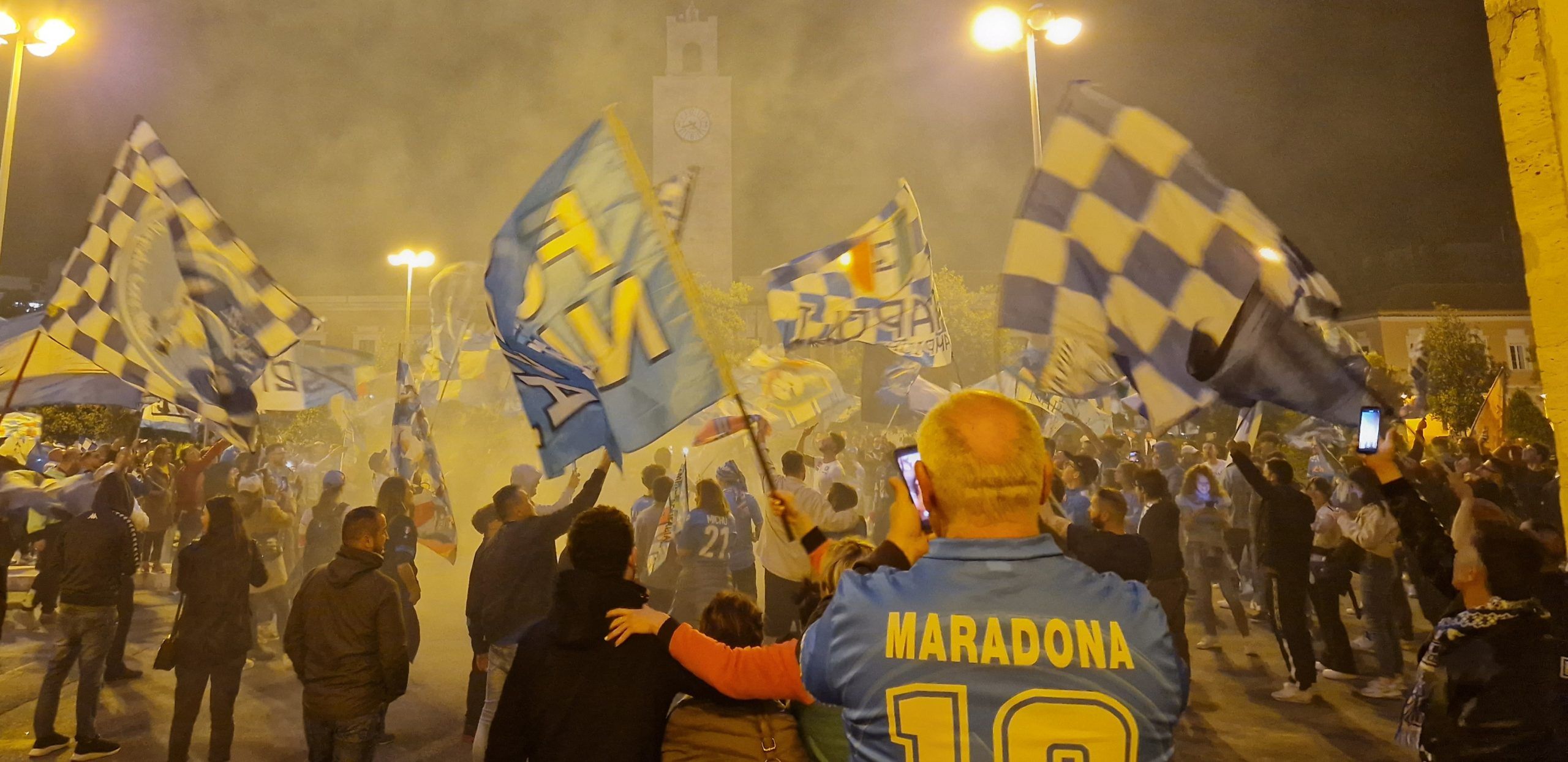 Il Napoli vince lo Scudetto e Latina scoppia la festa: fuochi d'artificio,  fumogeni, cori e bandiere, e in un attimo la città si colora d'azzurro